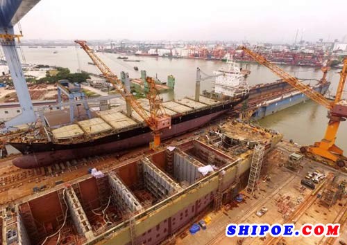 广东中远海运重工系列集装箱船首制项目按期下水