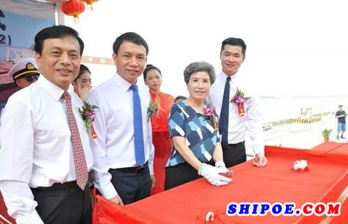 为新船命名的教母是陈丽君女士，她将厂编X2272号船命名为“矿石 唐山”号。