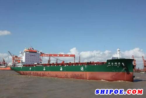 上海船厂第5艘2500TEU集装箱船出海试航