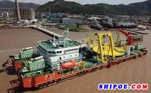 我国首艘自行建造海缆施工船抵达舟山