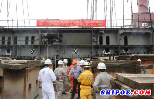 厦船重工首制7500车LNG汽车滚装船进坞建造