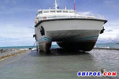 东港船舶维修“和谐号”双体游轮安全上排