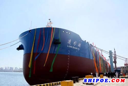 大船集团交付7.2万吨成品油船“连杉湖”号