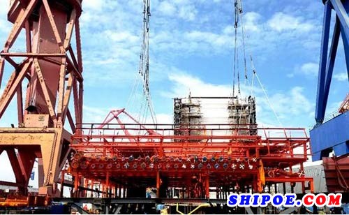 沪东中华首制49000吨化学品船最大甲板单元成功吊装