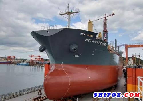 威海三进船业一艘3.6万吨运木散货船成功下水