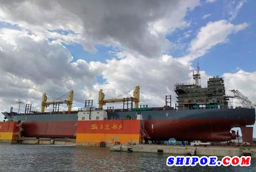 威海三进船业一艘3.6万吨运木散货船成功下水