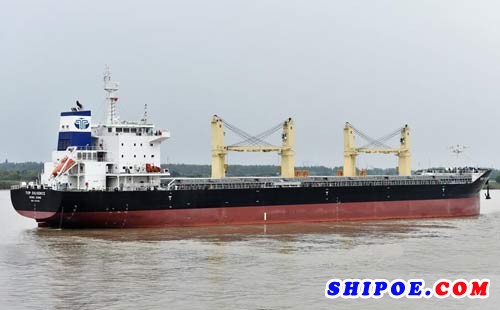 镇江船厂交付第三艘“海骆驼”型48500DWT大型重吊杂货船