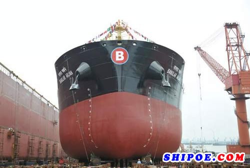 扬子江船业一艘39000DWT散货船顺利下水
