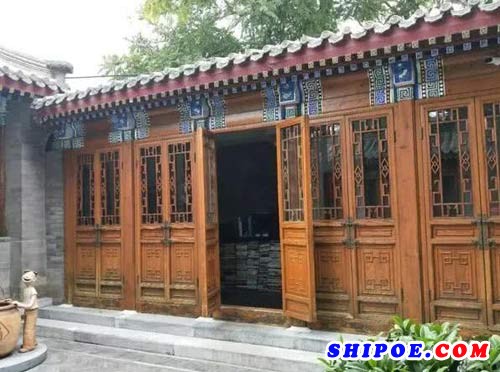 南锣鼓巷文化区是极富有北京风情的街巷，“船王”的四合院正坐落于此。