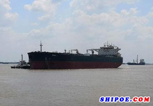 韩通船舶一艘82000DWT散货轮顺利上台