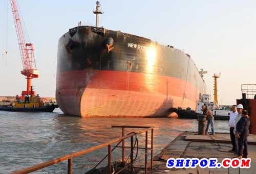 鑫弘重工承修的希腊“新王朝”超大型油轮顺利进坞