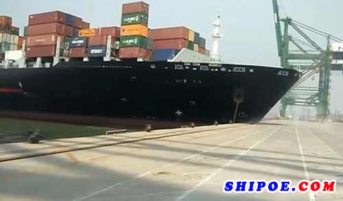 印度一巨型集装箱船掉头失败撞上码头