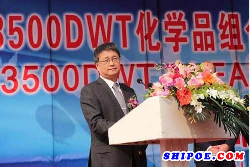 扬子江船业集团董事长任元林代表船厂对该船的命名表示祝贺