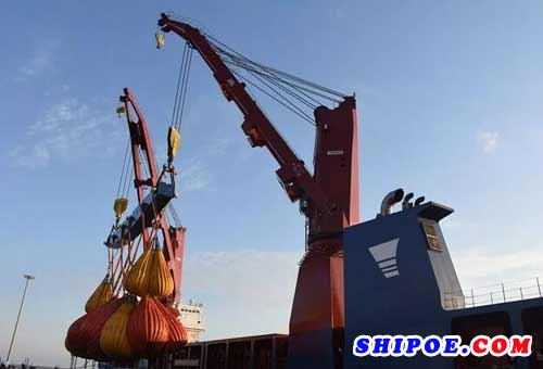 沪东中华造船13000吨首制船克令吊900吨联吊试验成功