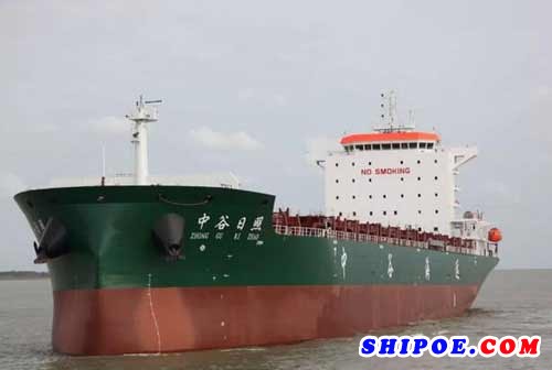 上海船厂第六艘2500箱内贸集装箱船试航凯旋