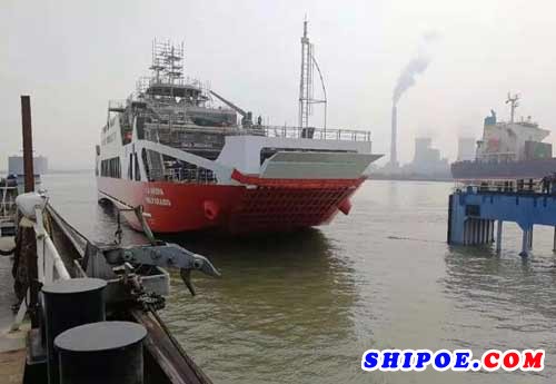 广东新船重工77米车客渡BFHX1705成功下水