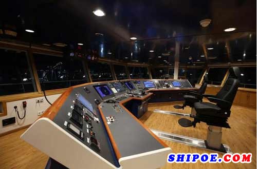 自动化集成度高。该船拥有DNV-GL一人桥楼NAUT-OC设计和“带我回家”系统