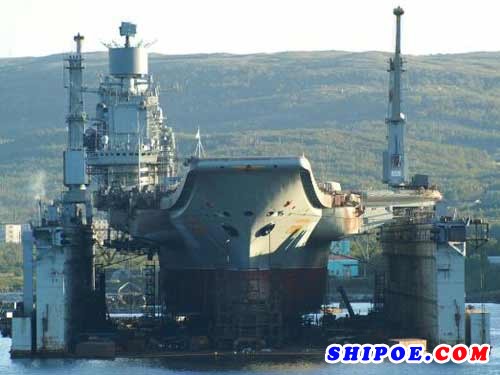  9月份，在PD-50浮动船坞内进行维修的库兹涅佐夫号航母