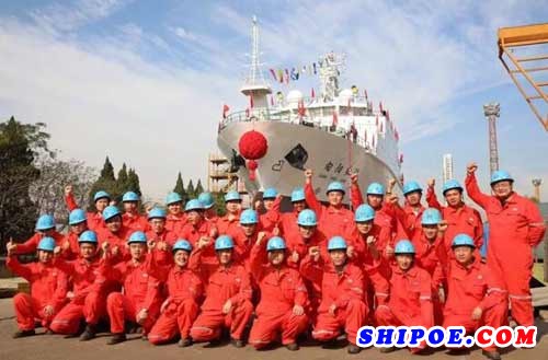 武船造3000T级大型浮标作业船“向阳红31”顺利下水