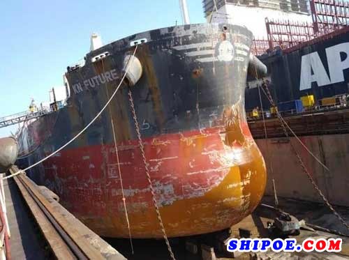 舟山中远海运重工船舶外板超高压水除锈作业取得阶段性成功