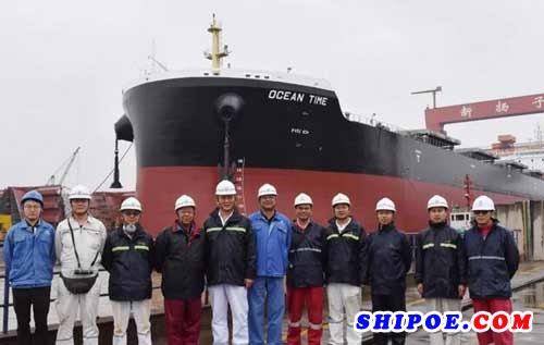 扬子江船业：香港长海船务首艘82000DWT散货船顺利出坞