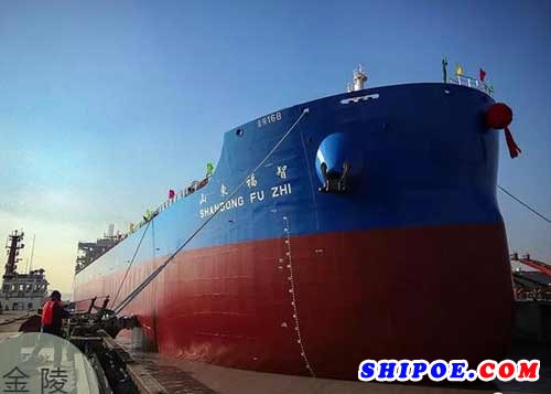 山东海运82000吨8号散货船顺利出坞