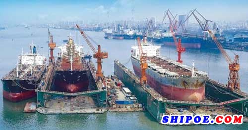 广东中远海运重工“翠华山”浮船坞抢修设备加班抢点保生产