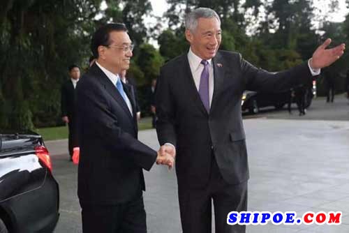 图为新加坡总理李显龙（右）在新加坡总统府广场迎接李克强总理