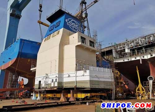 大连中远海运重工6.2万吨多用途纸浆船N849完成90B分段吊装