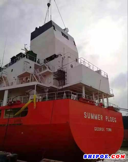 南通中远船务首例化学品船“夏天”轮脱硫改装圆满完成吊装关键节点