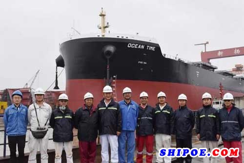 扬子江船业香港长海船务首艘82000DWT散货船顺利出坞