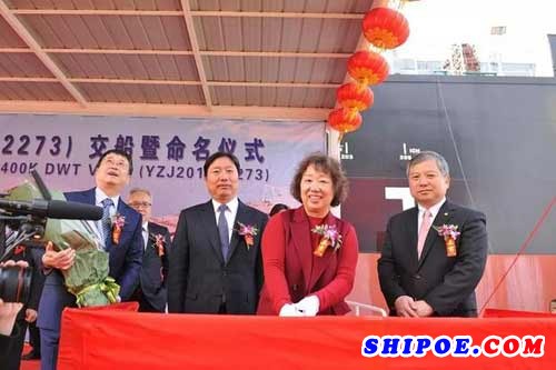 香港明华总经理丁磊代表船东签署了交接船文件