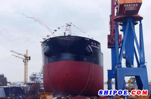 中船澄西为韩国SM集团建造的24号8.2万吨散货船分段上船台连续搭载。