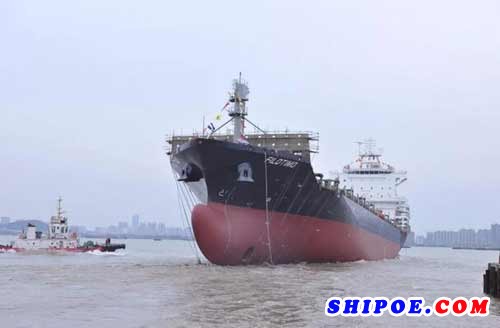 扬子鑫福长博一艘1800TEU集装箱船顺利下水