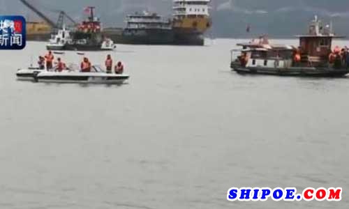 重庆万州一货船在长江水域侧翻 1人遇难 4人正在搜救中
