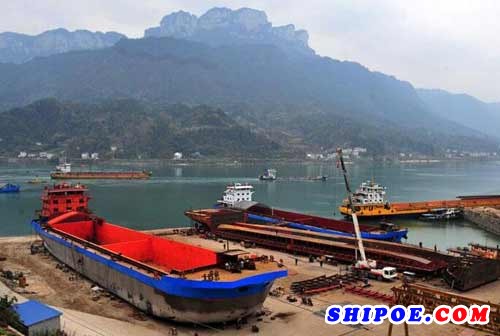 湖北宜昌：西陵峡岸造船忙