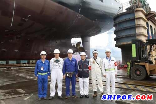 广东中远海运重工1750TEU集装箱船3号船按期下水