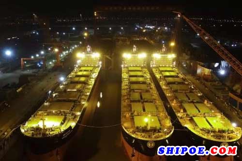 扬子鑫福首次三艘82000DWT散货船同批次出坞