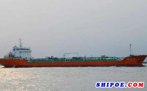 京鲁船业11800载重吨成品油船“鑫润19”顺利离港
