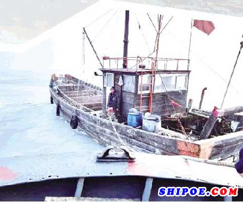 三条养殖船在潍坊滨海海域遇海冰 五名渔民均获救