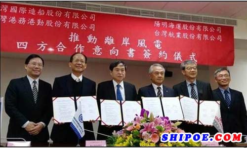 见证签署仪式的经济部能源局局长林全能（左一）与航港局副局长刘志鸿（右一）。