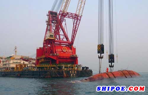 广州打捞局成功打捞香港海域运砂船