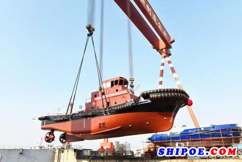 镇江船厂一艘2942kW全回转拖船顺利吊装下水