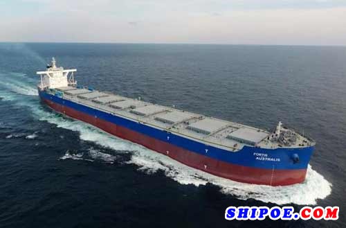 18.7万吨散货船“Fortis Australis”在外高桥造船顺利命名交付
