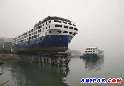 川船重工建造的中江海800车汽车滚装船2号船顺利下水