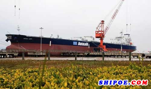 舟山中远海运重工为希腊Aegean Shipping公司建造的第二艘11.3万载重吨原油轮“GREEN AURA”顺利命名交付。