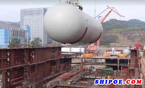 滚装船领域世界最大C型LNG罐吊装成功