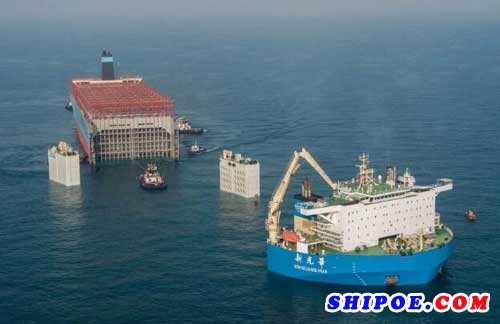 马士基浩南号集装箱船的全长为353米，宽53米，吃水15米