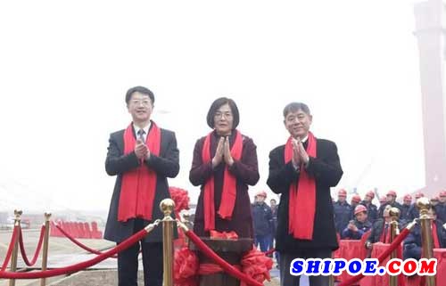 香港明华船队家属代表王咏琴女士为新船砍缆。