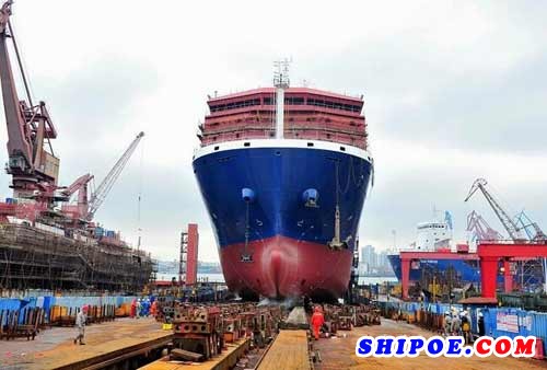 沪东中华造船：第六艘13000吨重吊船下水